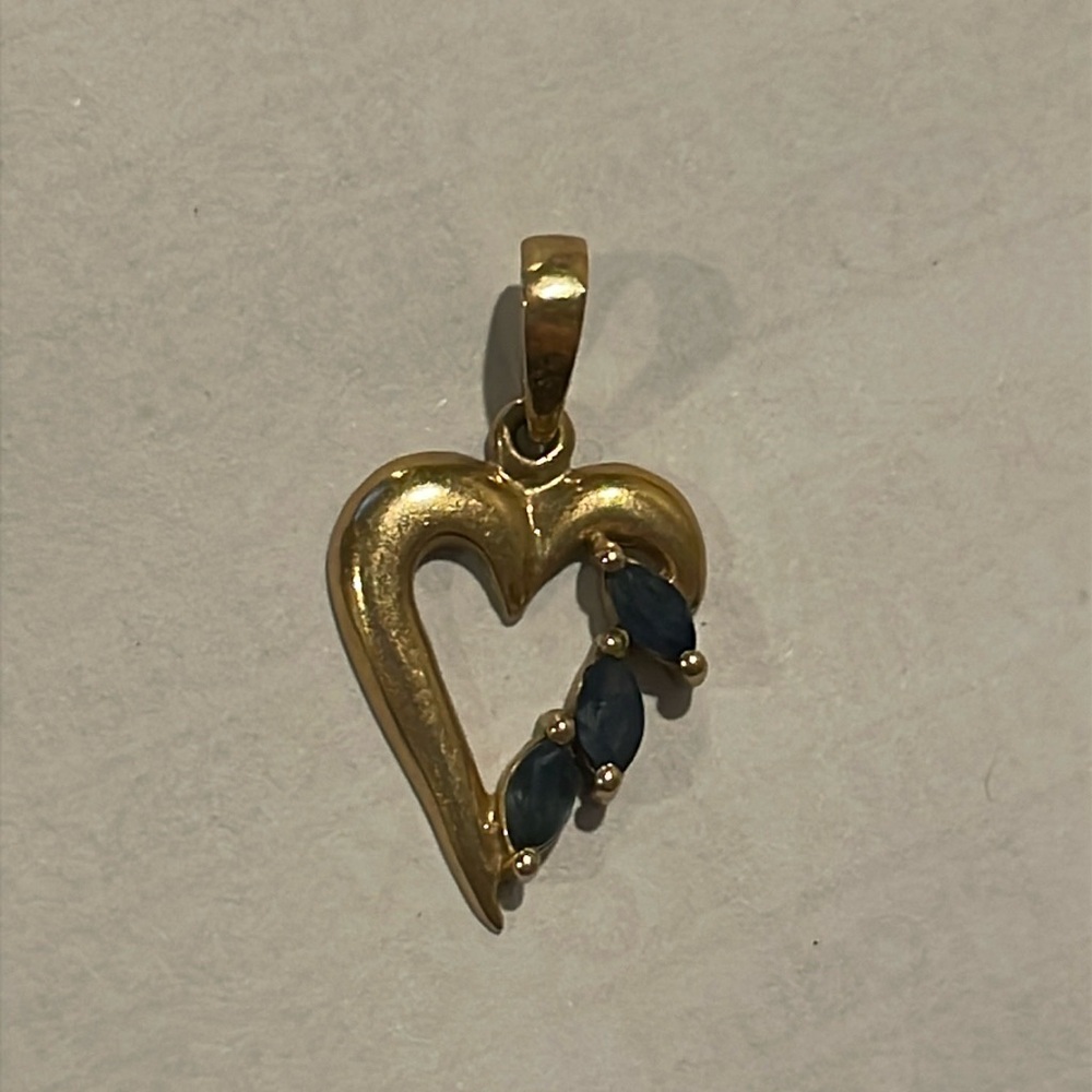 Vintage Gold heart 💛 pendant with sapphire accents